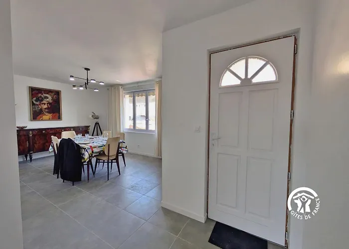 La Maison De Suzanne, 5 Pers Semesterbostad Sainte-Suzanne (Mayenne)