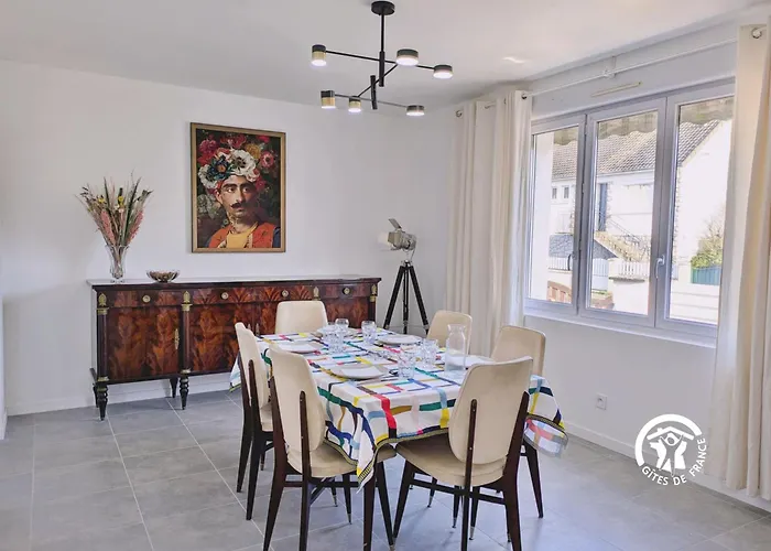 La Maison De Suzanne, 5 Pers Semesterbostad Sainte-Suzanne (Mayenne)